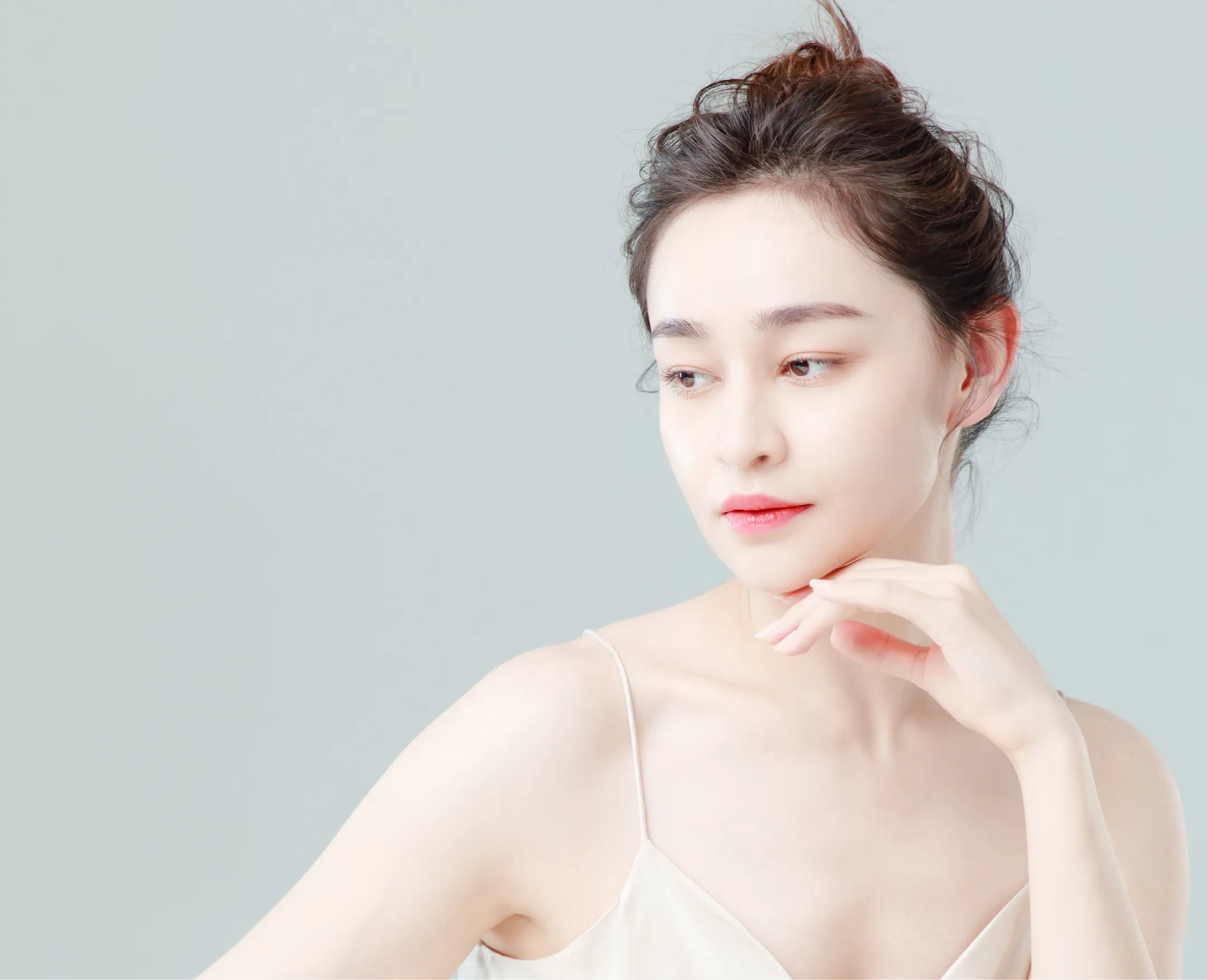 女性が横を向いている写真